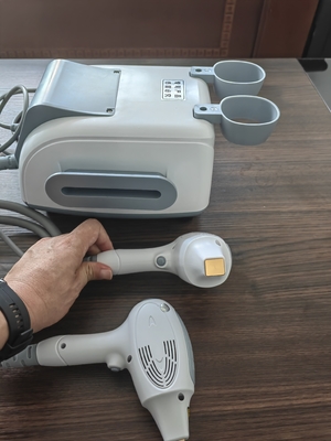 3.5 pouces écran tactile couleur 808nm Diode Laser Depilation Machine pour le traitement de salon de coiffure
