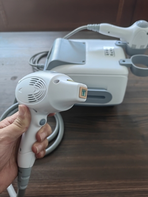 3.5 pouces écran tactile couleur 808nm Diode Laser Depilation Machine pour le traitement de salon de coiffure