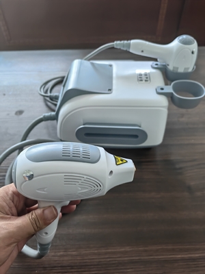 3.5 pouces écran tactile couleur 808nm Diode Laser Depilation Machine pour le traitement de salon de coiffure