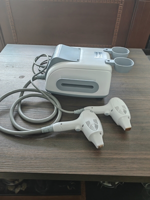 3.5 pouces écran tactile couleur 808nm Diode Laser Depilation Machine pour le traitement de salon de coiffure