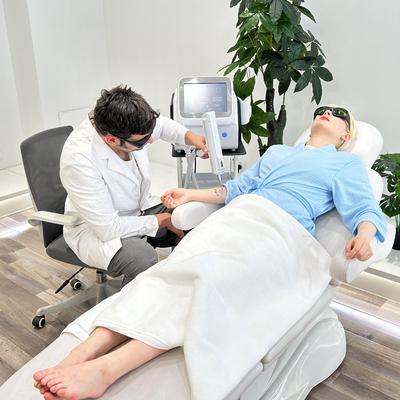 Machine d' épilation Nd YAG médicale 1064nm 532nm Équipement d' épilation au laser